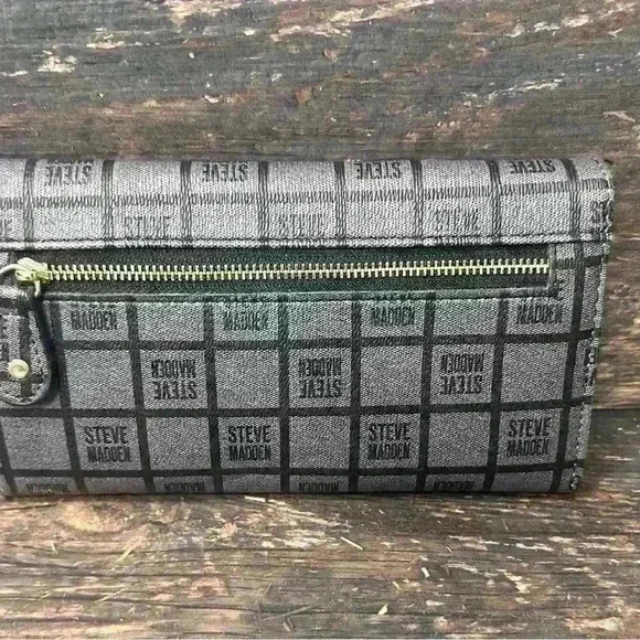 Steve Madden New Gray & Black Womens Wallet with Gold Accents - Picture 2 of 4
